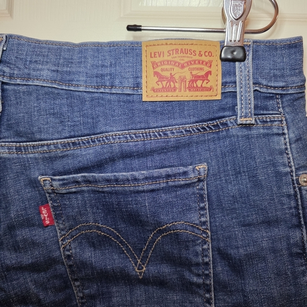 Levis Mid Length Shorts Sz 32 - Picture 5 of 8